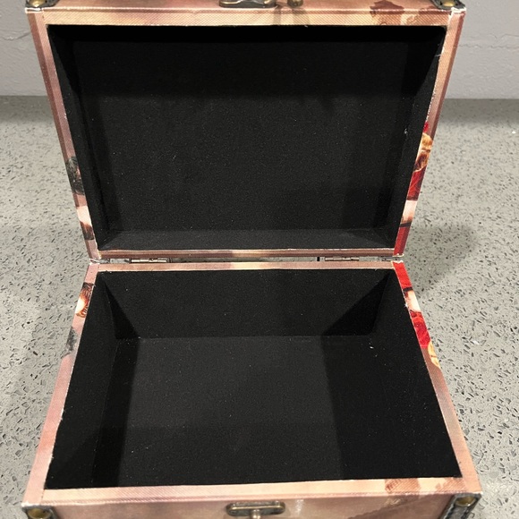 New Moon Vintage Keepsake Box - Hero's And Villains - Picture 6 of 7